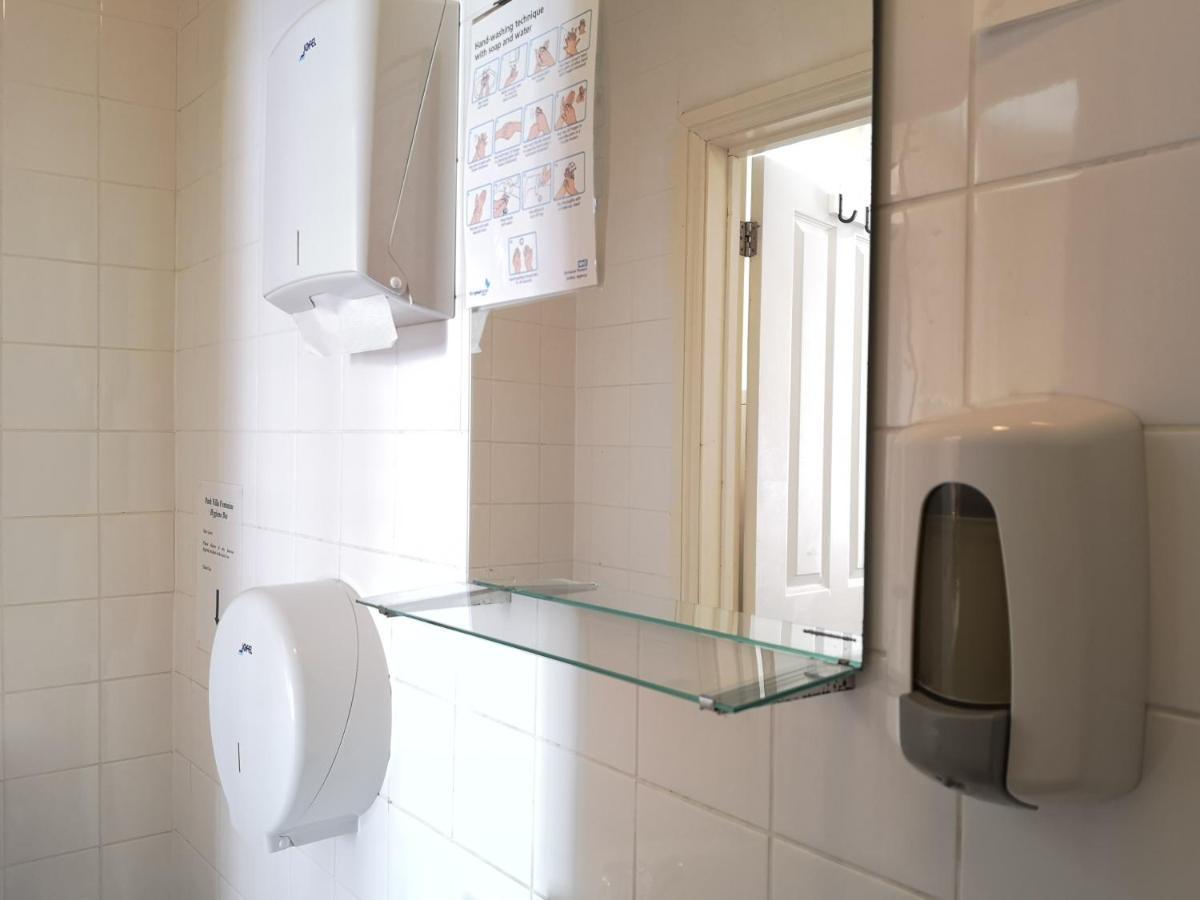 Cama en habitación compartida femenina de 6 camas