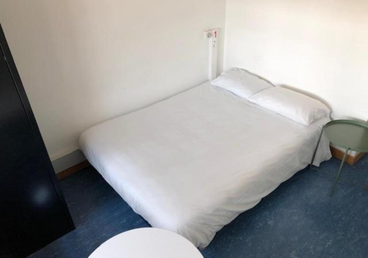 Quarto Duplo com Banheiro Privativo.