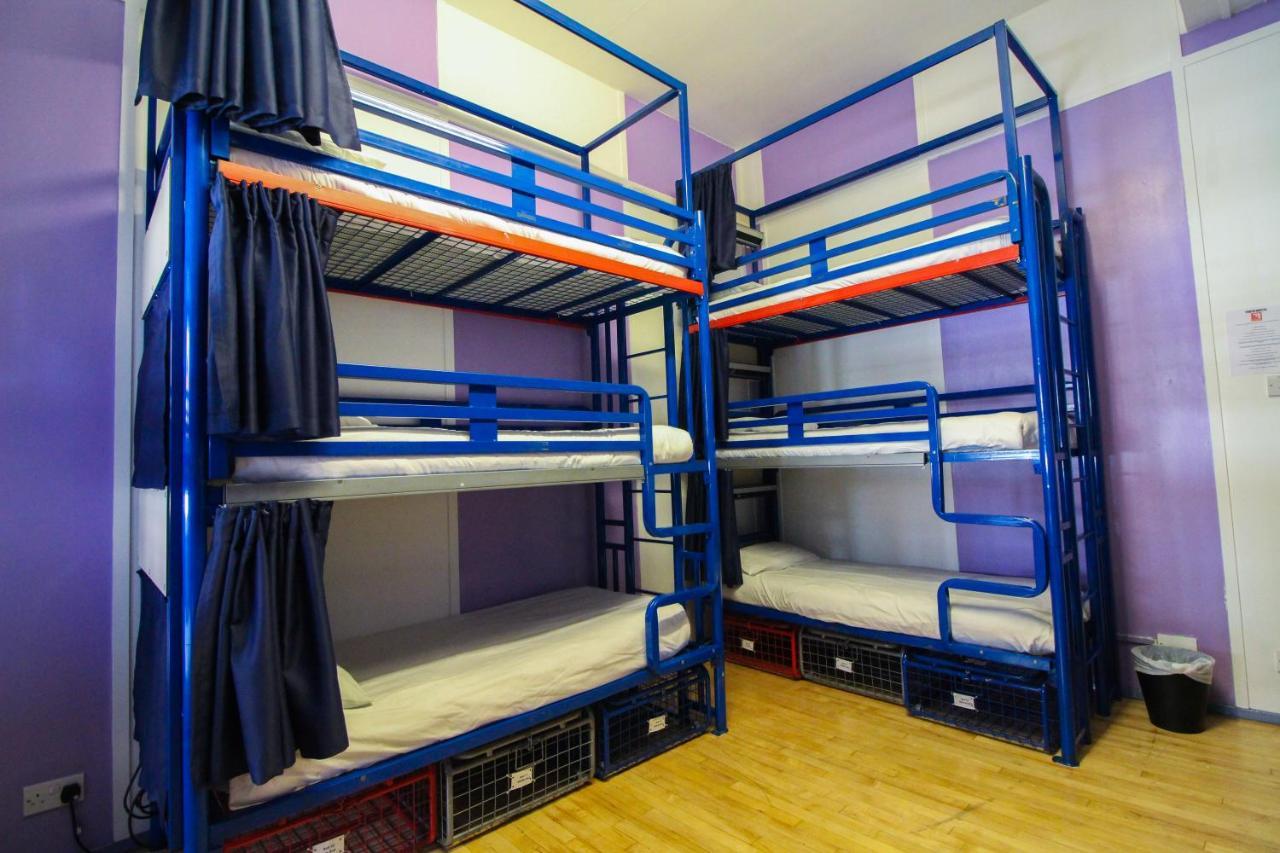 Cama Individual en habitación compartida femenina de 12 camas