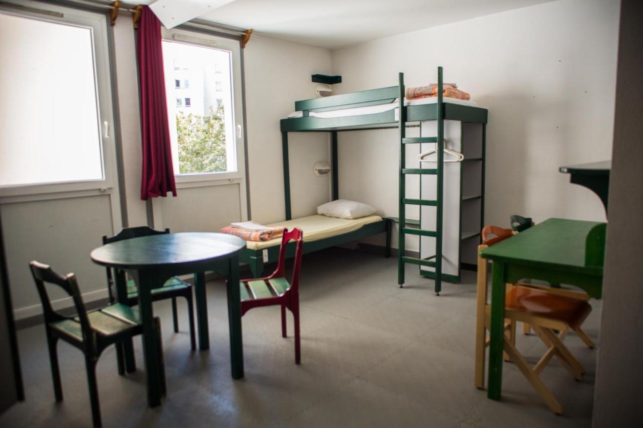 Cama en dormitorio compartido femenino de 5 camas