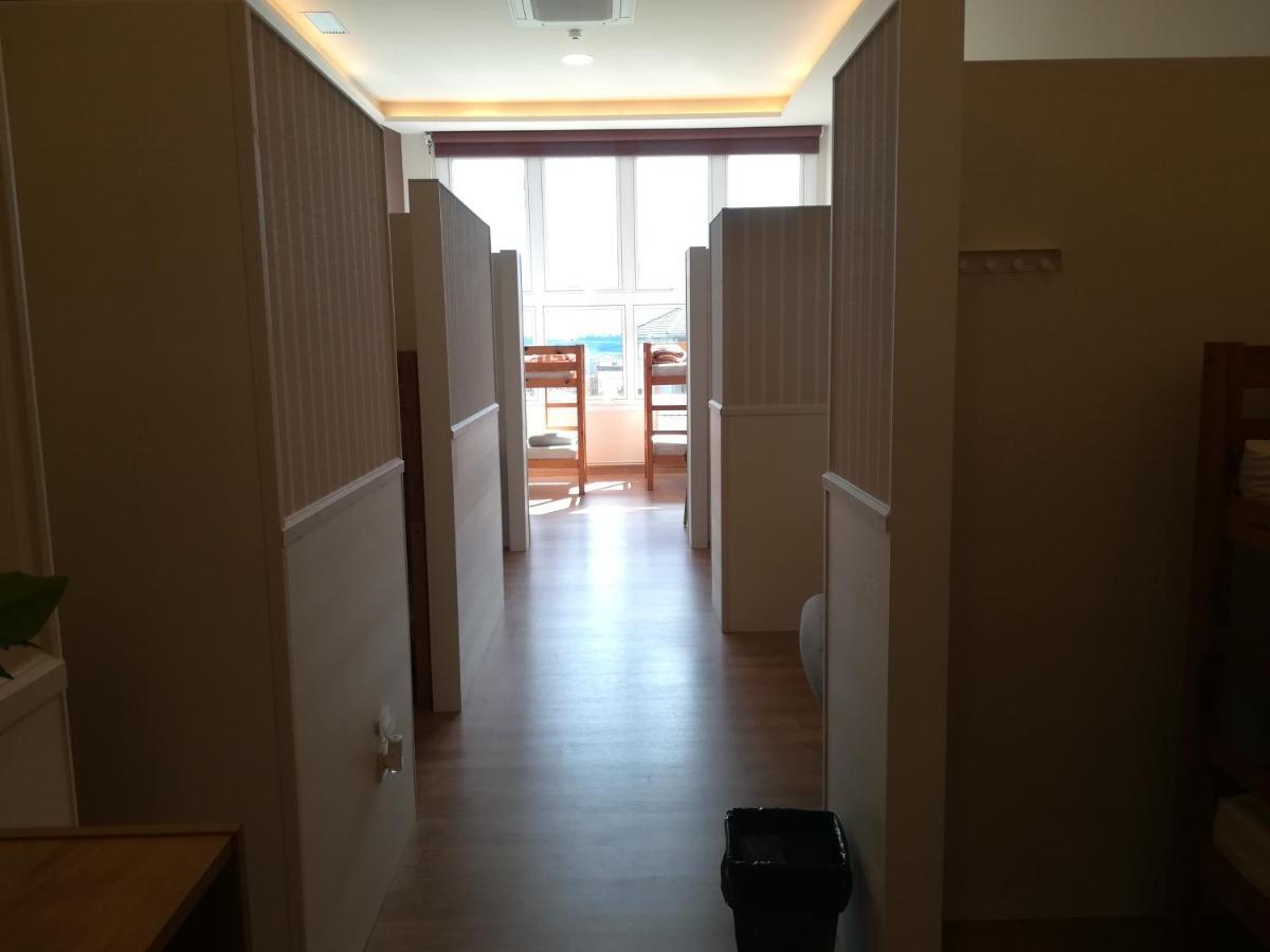 28-bed mixed shared room