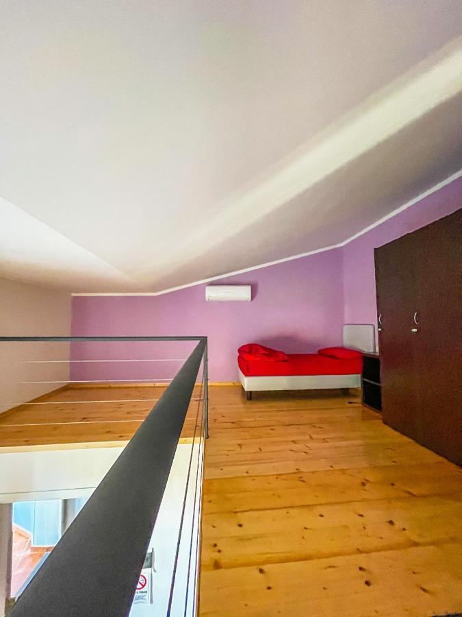 Cama en habitación femenina compartida de 4 camas