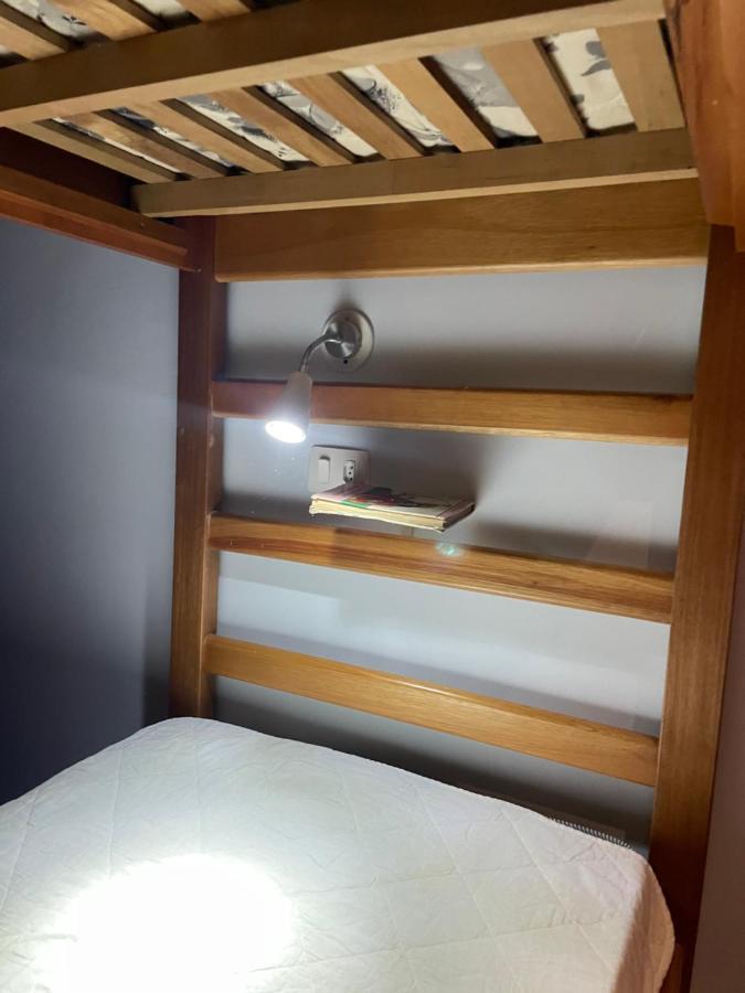 Cama em Dormitório Misto com 8 Camas