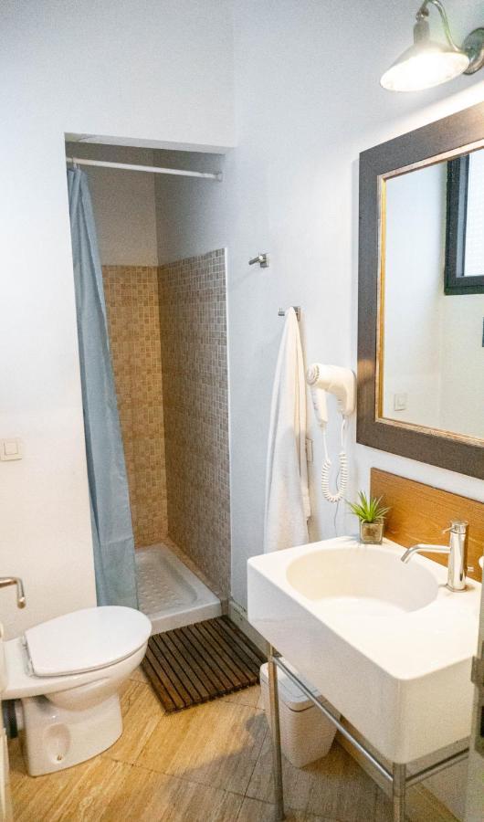 Cama en habitación compartida con 8 camas y baño