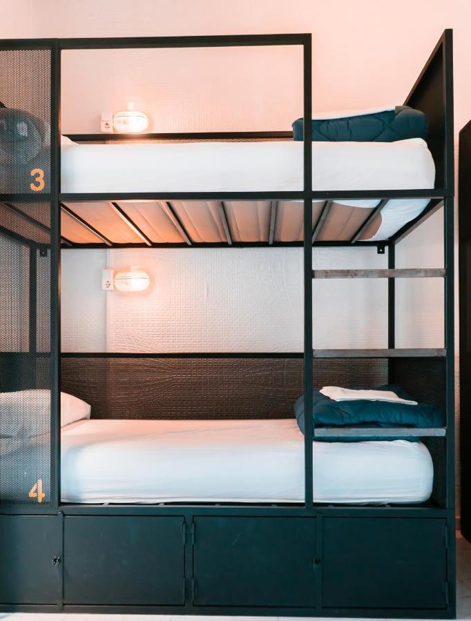 Cama en habitación femenina compartida de 4 camas