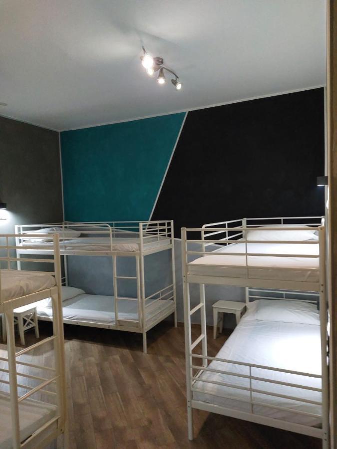 Cama Individual en dormitorio compartido de 6 camas