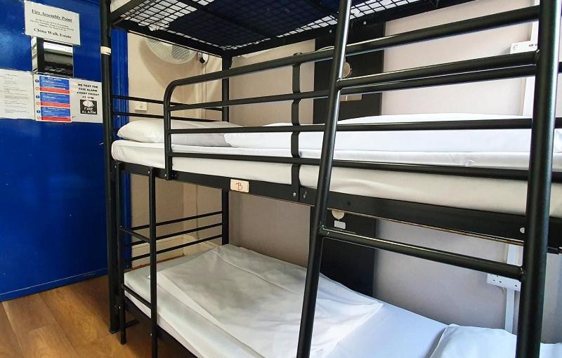 Quarto Triplo com Banheiro Compartilhado