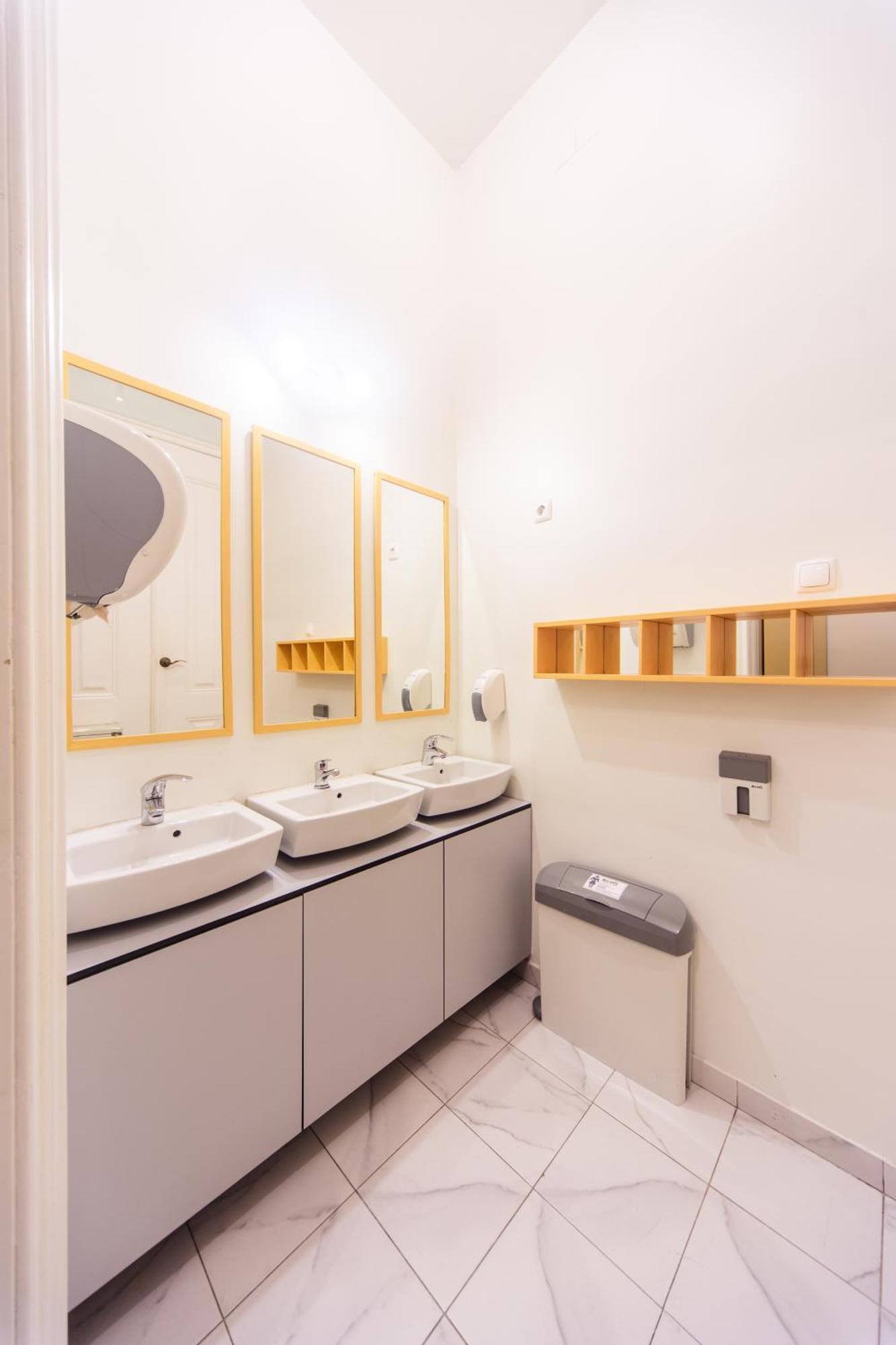 Cama en dormitorio compartido femenino de 9 camas