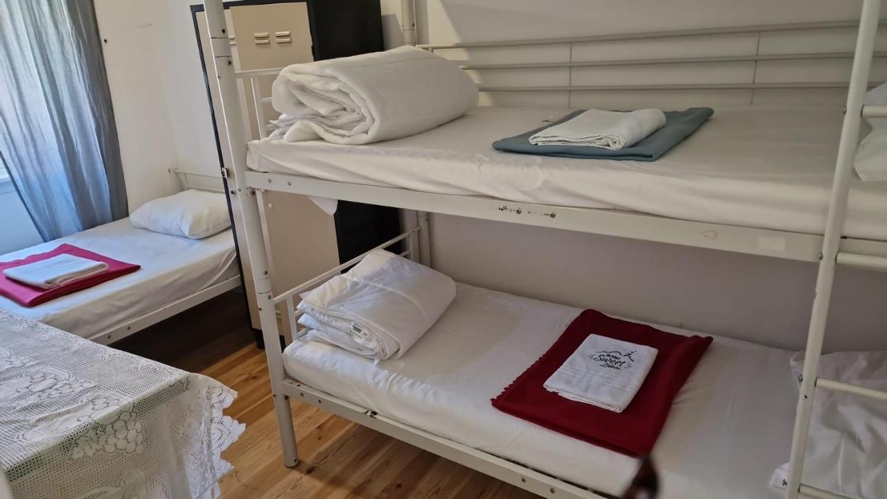 Cama en habitación compartida con 4 camas