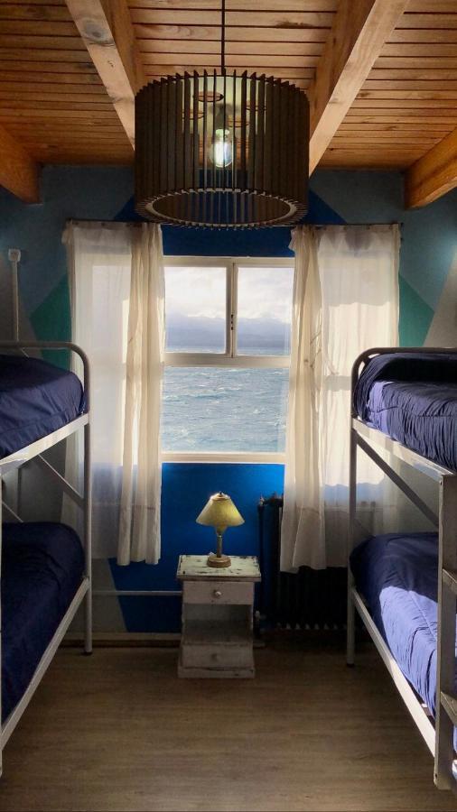 Cama en habitación femenina compartida de 4 camas