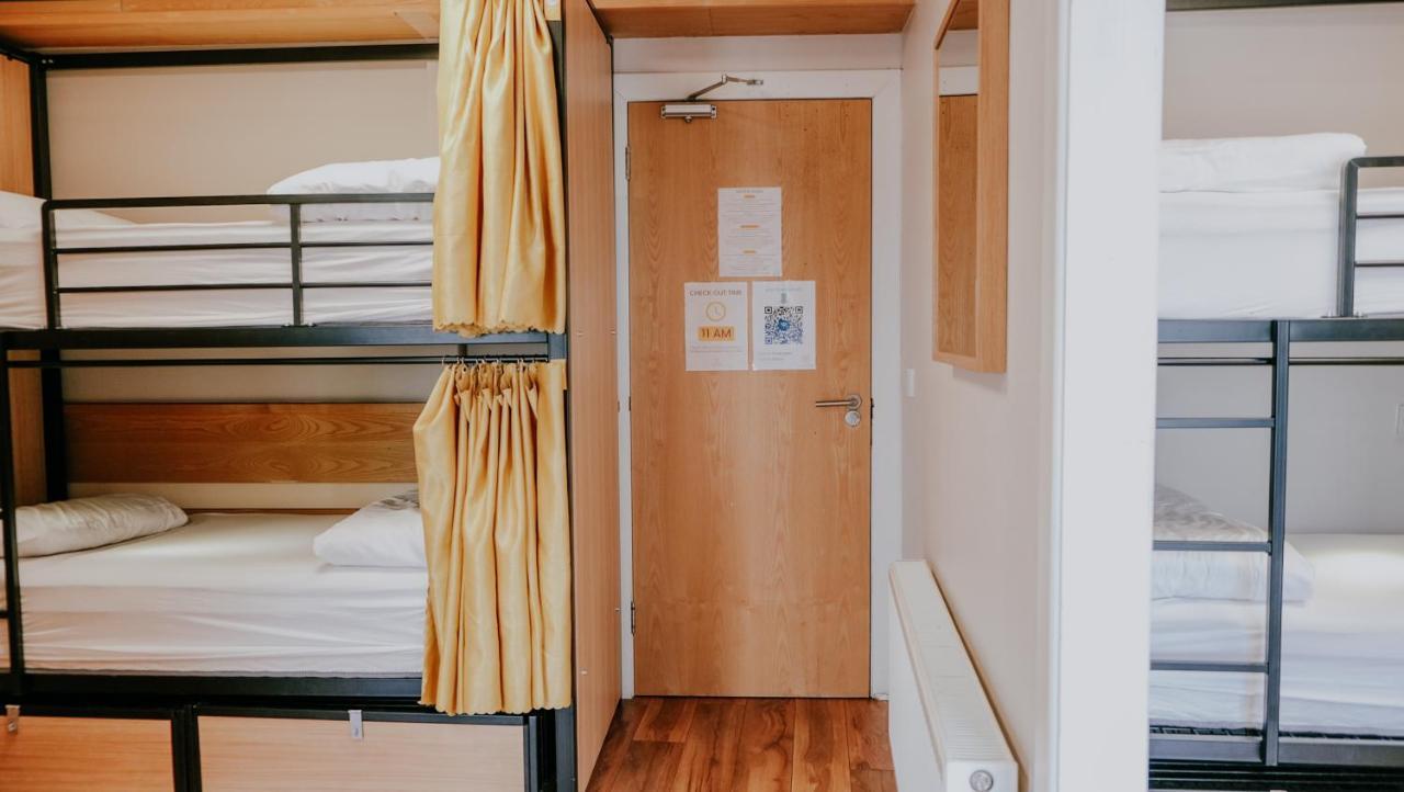 Cama en habitación compartida mixta de 8 camas con baño compartido