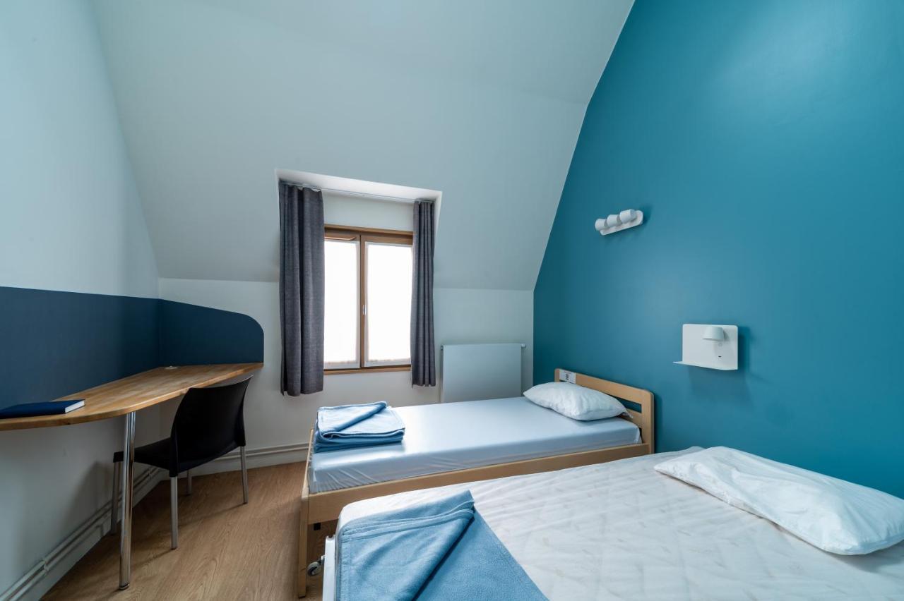Cama en habitación compartida masculina de 3 camas