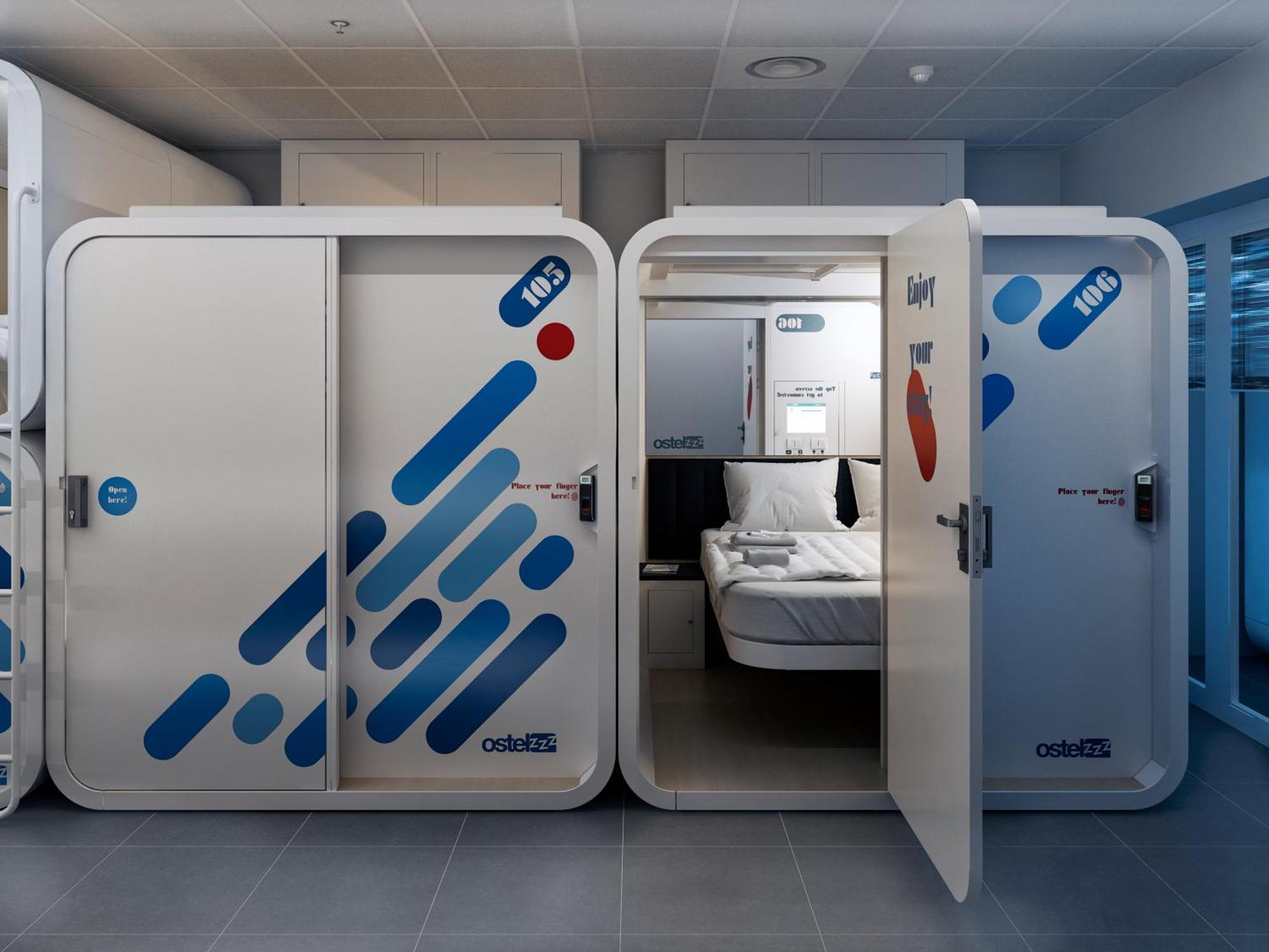 Cama doble en dormitorio compartido mixto