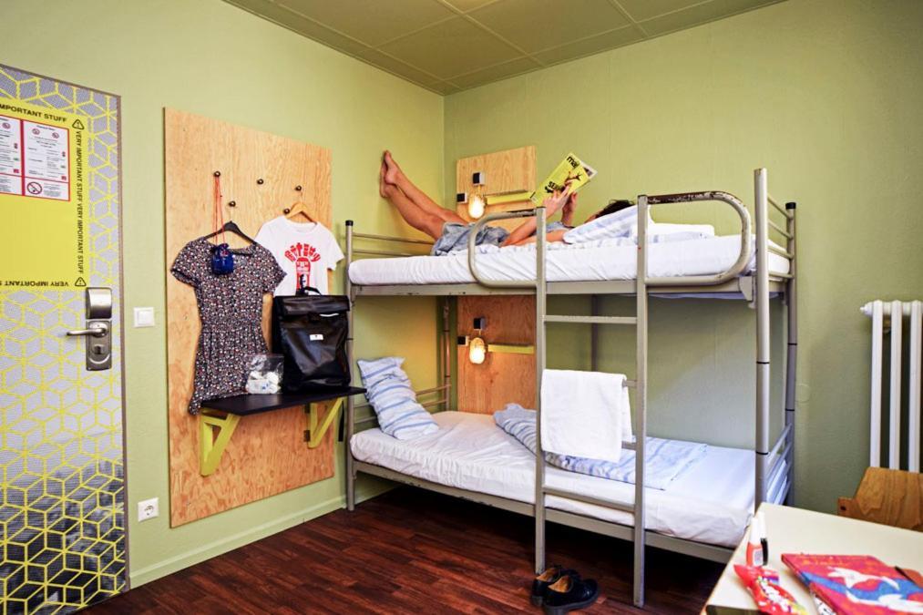Cama en habitación femenina compartida de 4 camas