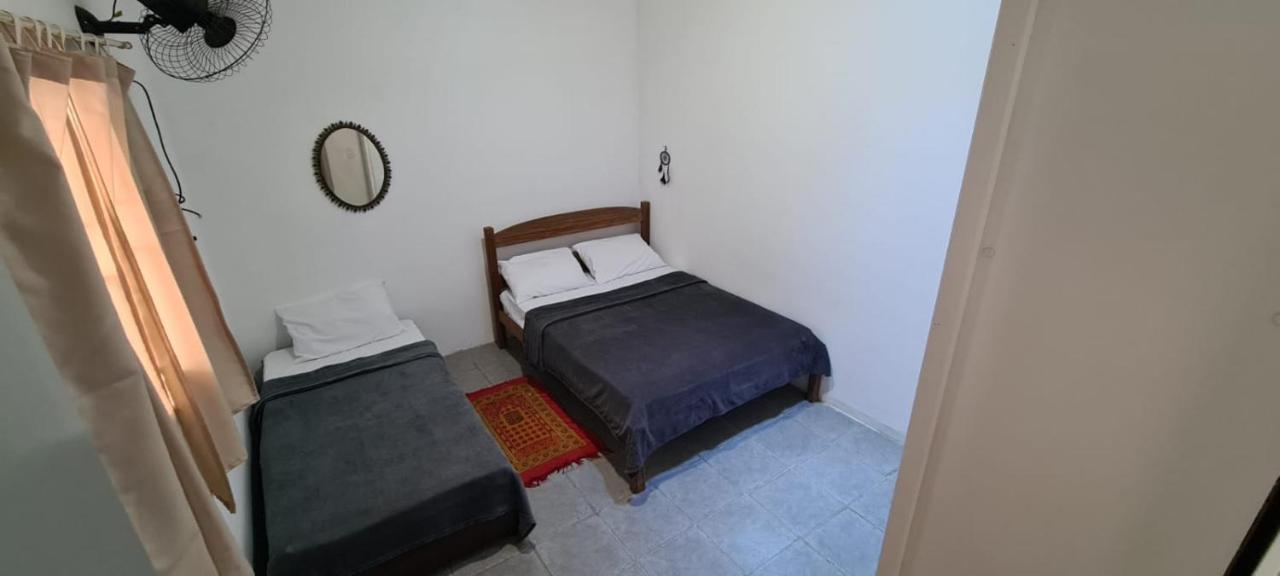 Quarto Triplo Básico com Banheiro Compartilhado