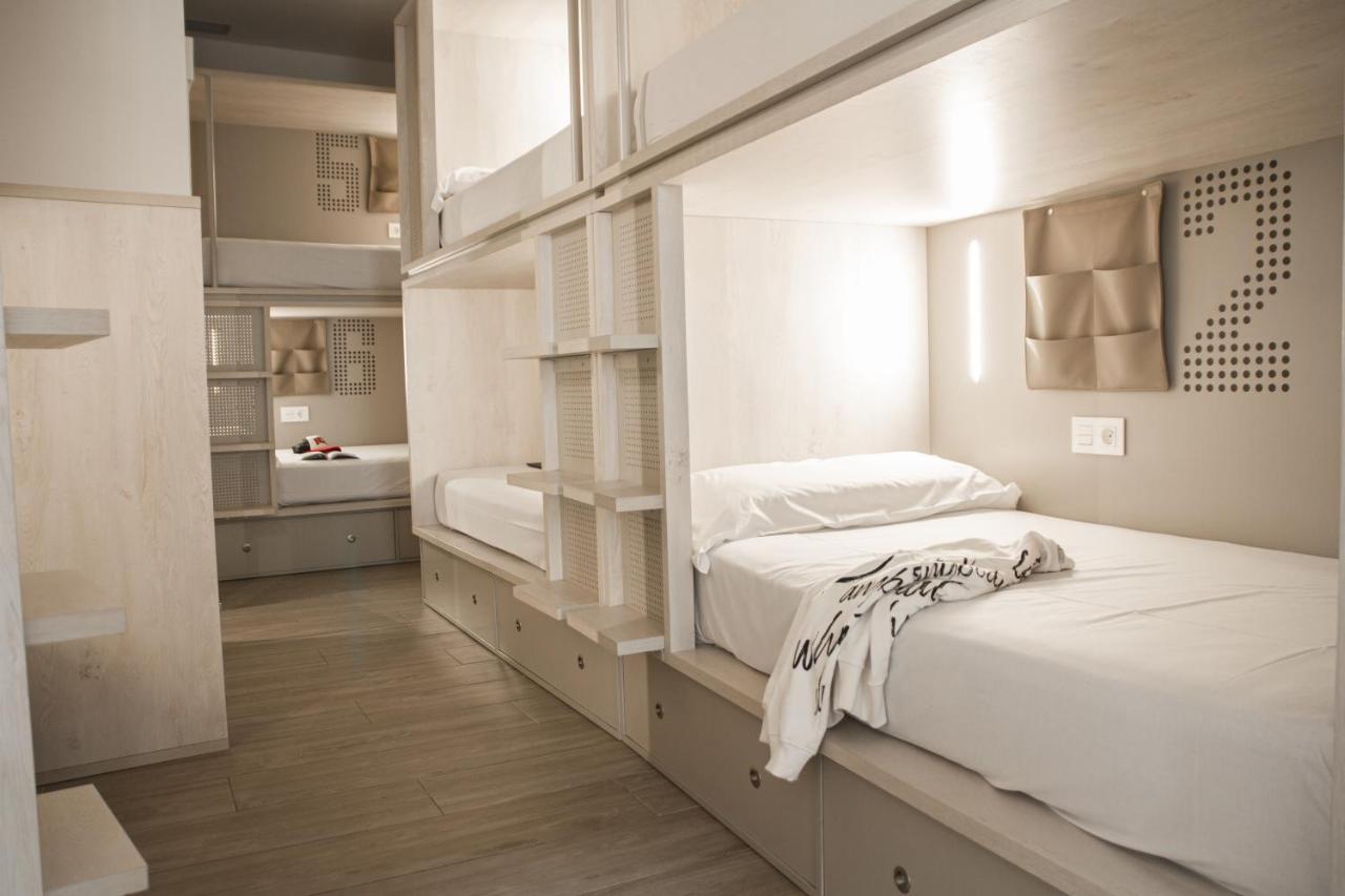 Cama en habitación compartida mixta de 8 camas con baño privado