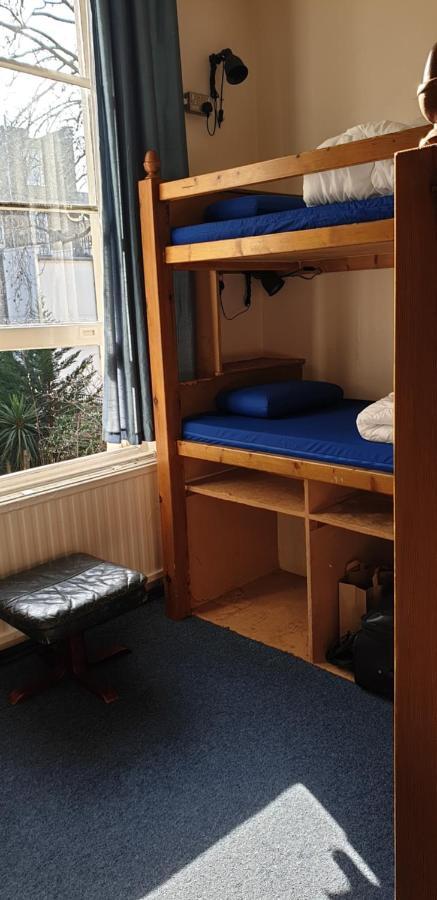 Cama en habitación femenina compartida de 4 camas