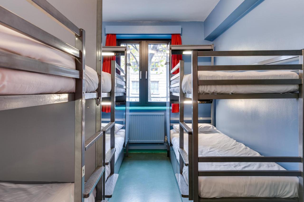 Cama en una habitación compartida femenina para 10 personas