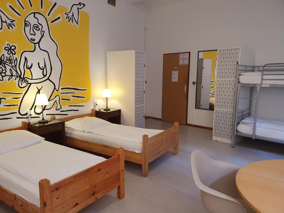 Cama en habitación compartida femenina de 6 camas