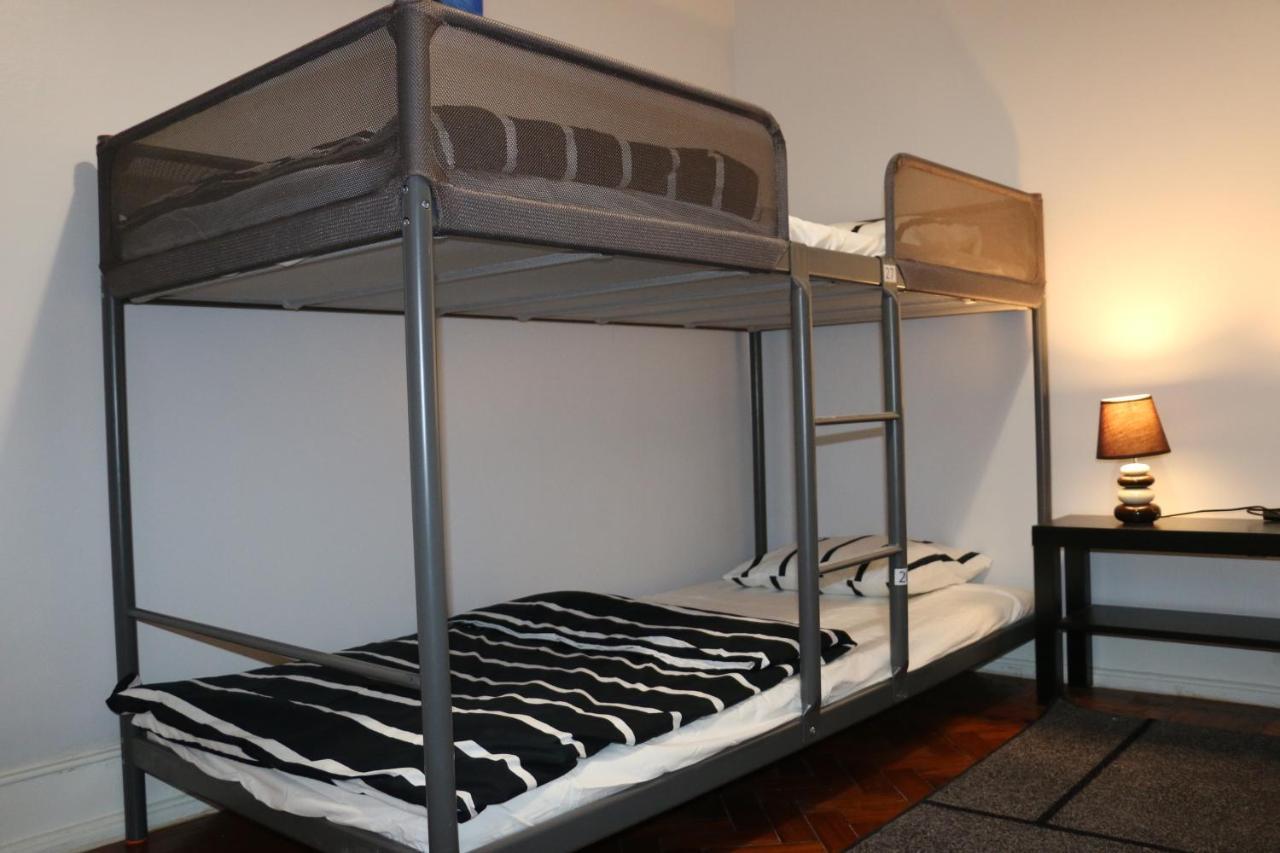 Cama en habitación femenina compartida de 4 camas