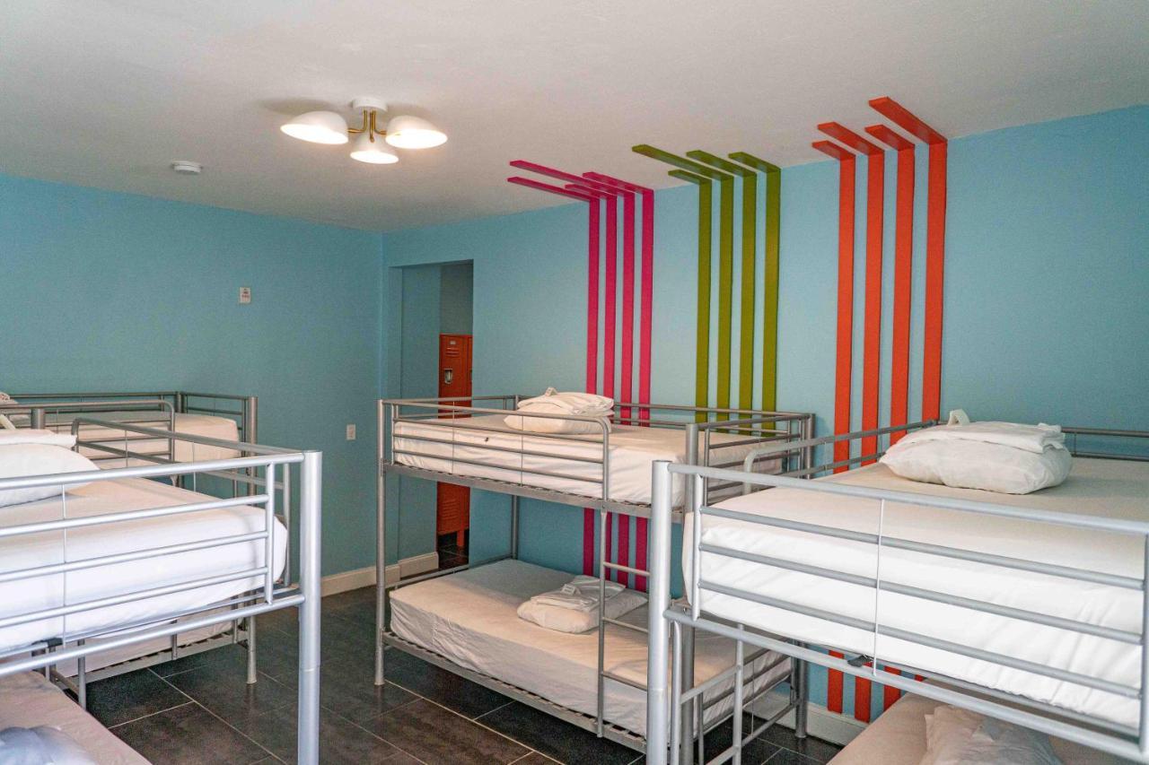 Cama individual en un dormitorio compartido femenino de 8 camas