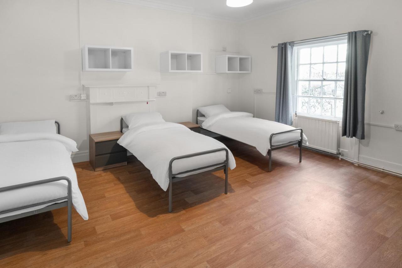 Cama individual en habitación triple para mujeres
