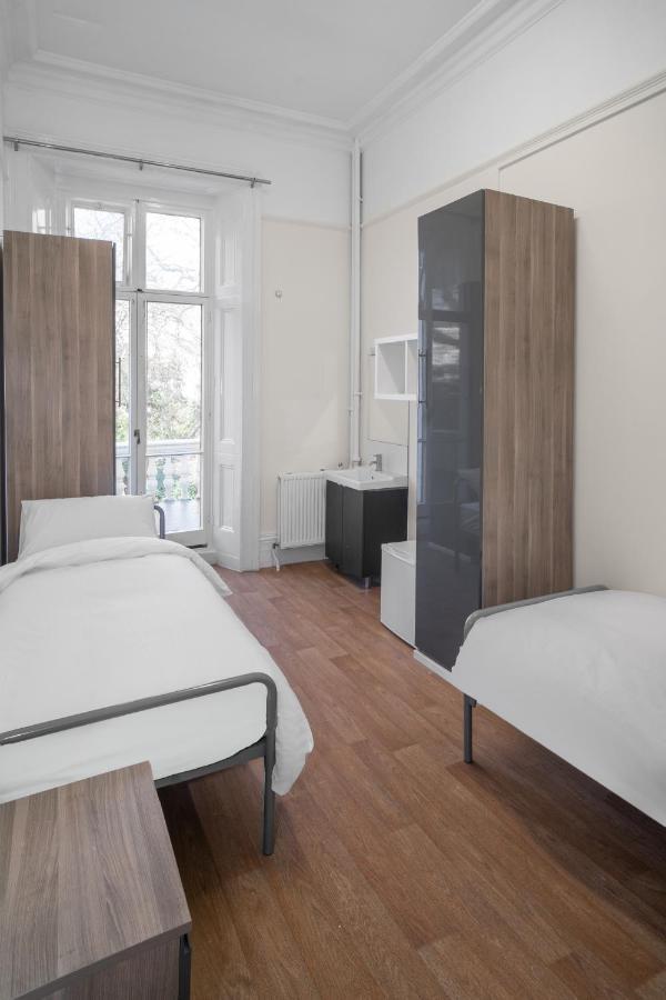 Cama individual en habitación doble masculina