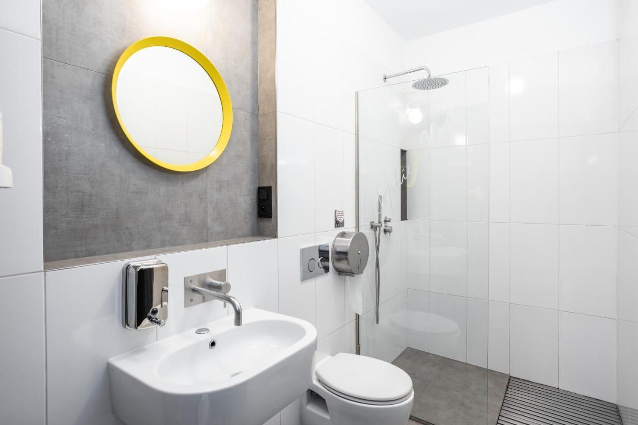 Cama en habitación compartida mixta de 6 camas con baño privado