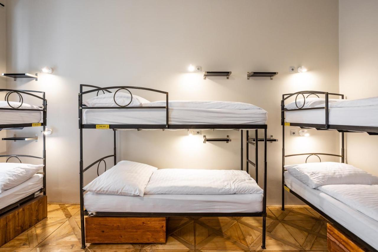 Cama en dormitorio masculino compartido