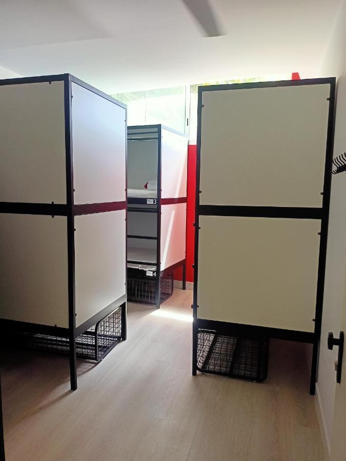 Cama en una habitación compartida masculina de 8 camas