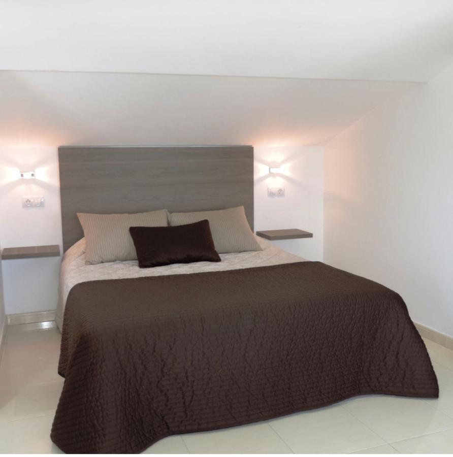 Habitación con cama grande