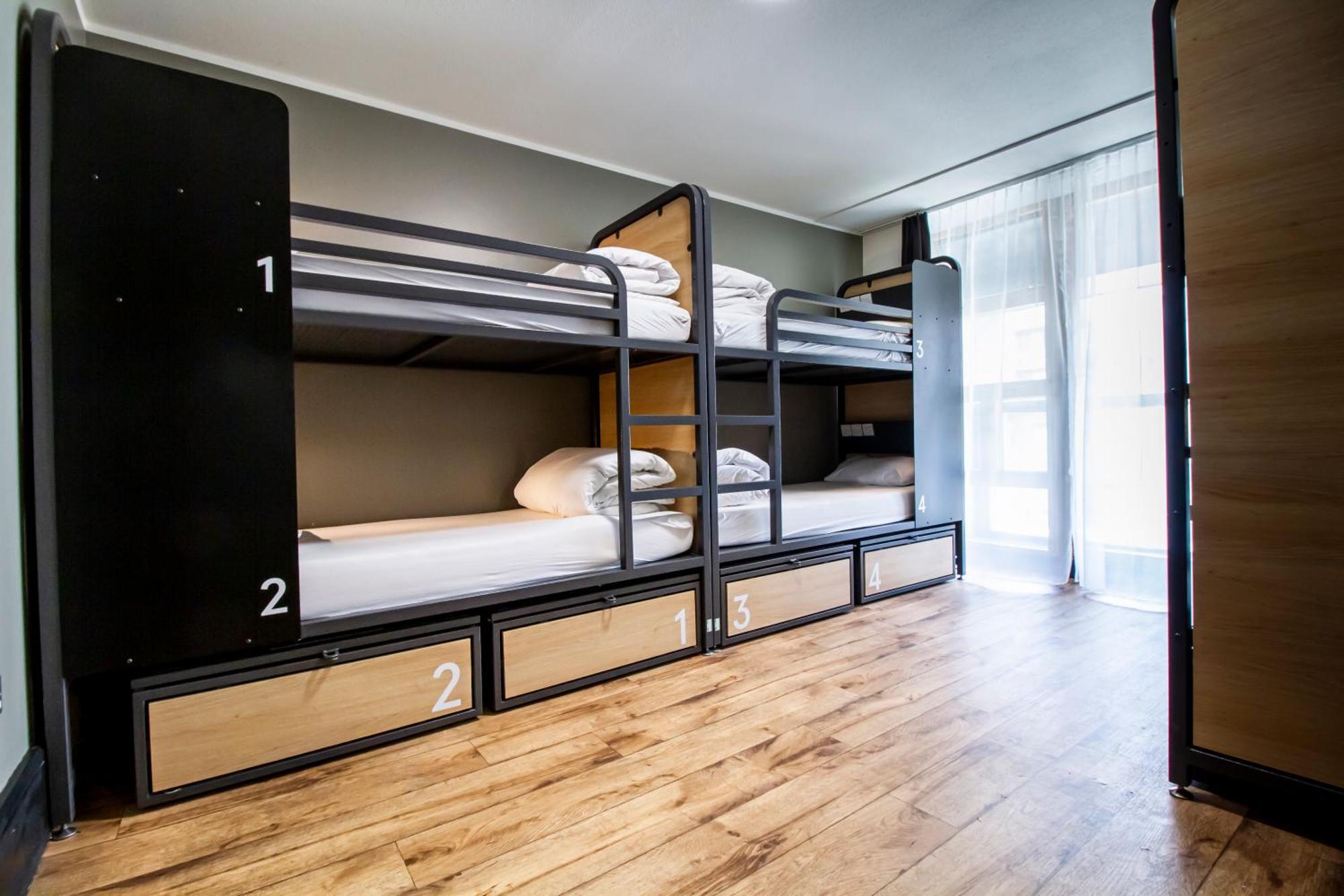 Habitación privada con 6 camas y baño compartido