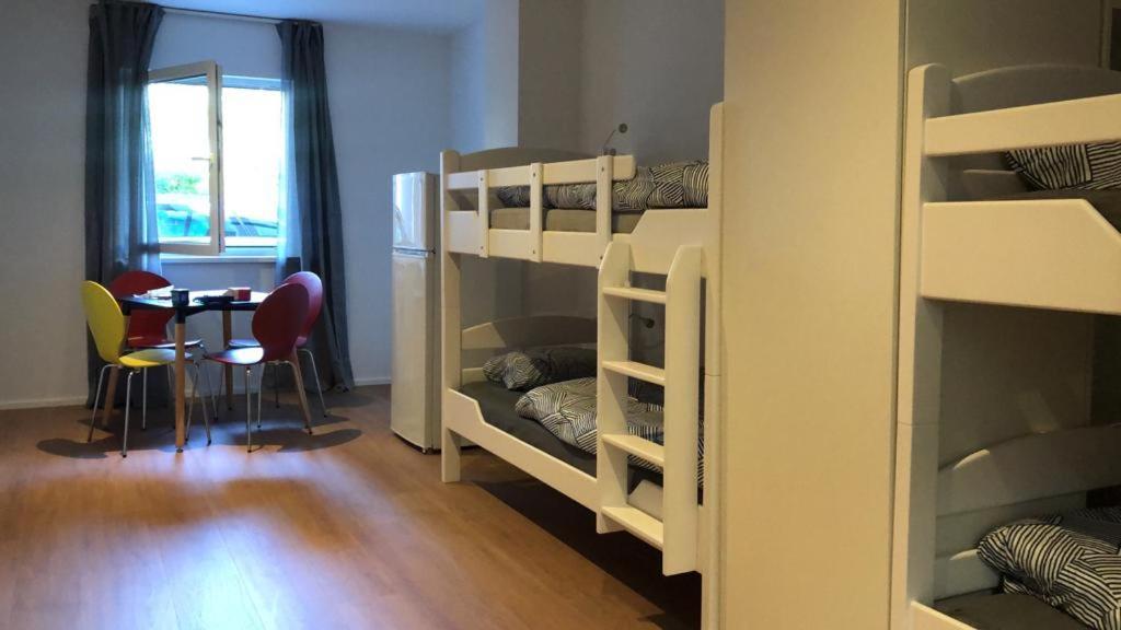 Cama en habitación compartida con 4 camas