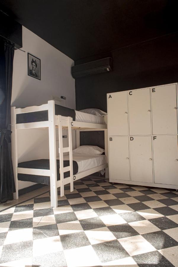 Cama en habitación compartida femenina de 6 camas