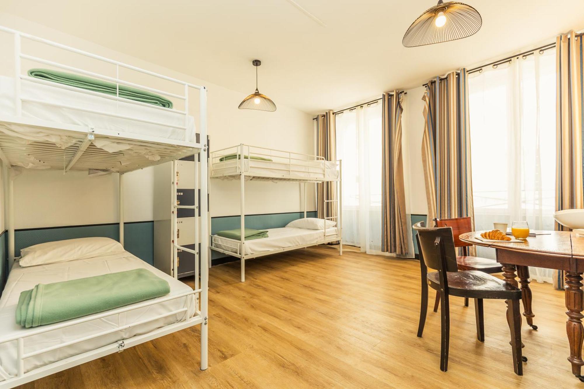 Cama en habitación compartida femenina de 6 camas con baño privado