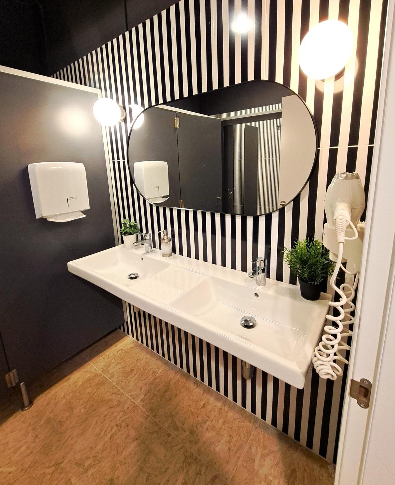 Cama en Dormitorio Compartido femenino de 4 camas con baño compartido