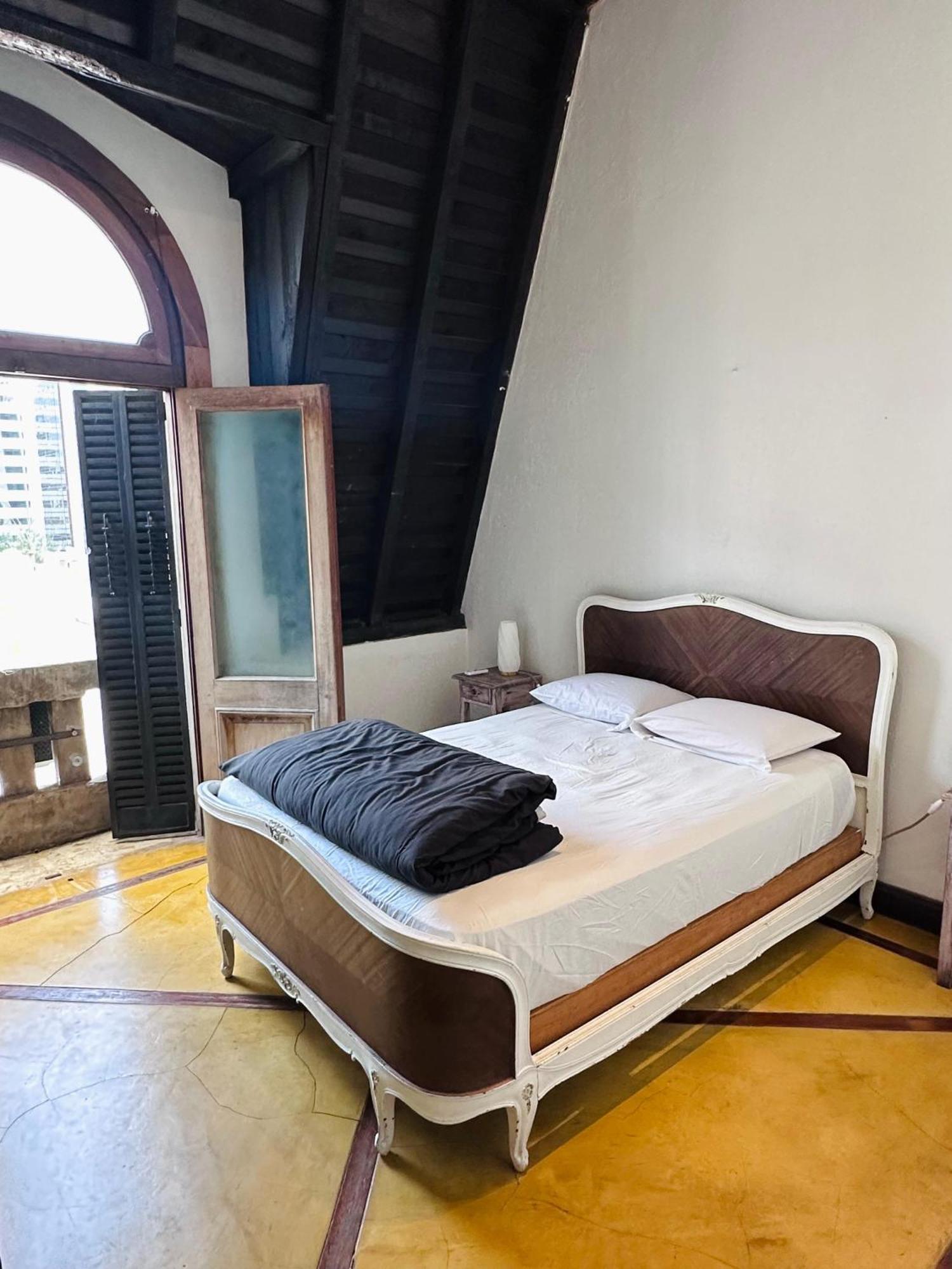 Habitación con cama grande y balcón