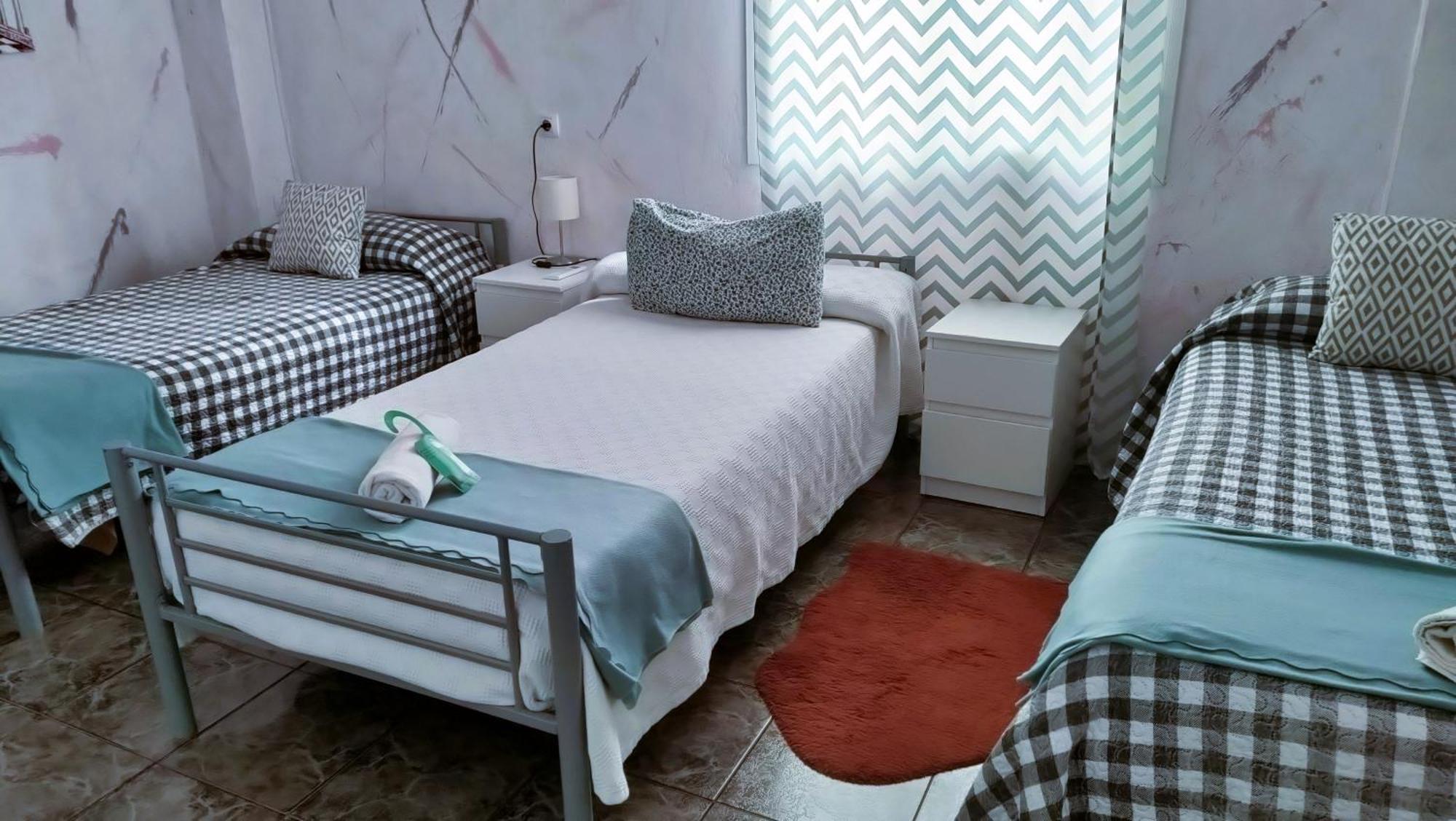 Habitación Triple Básica con baño compartido