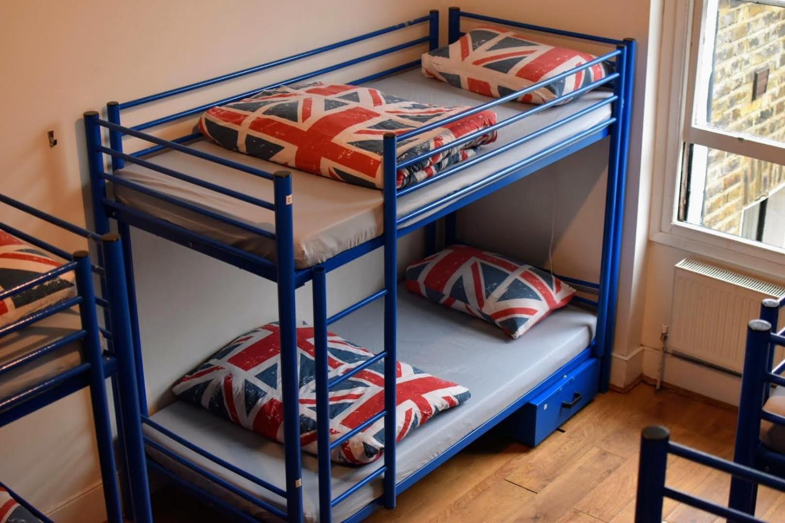 Cama em Dormitório Misto com 8 Camas