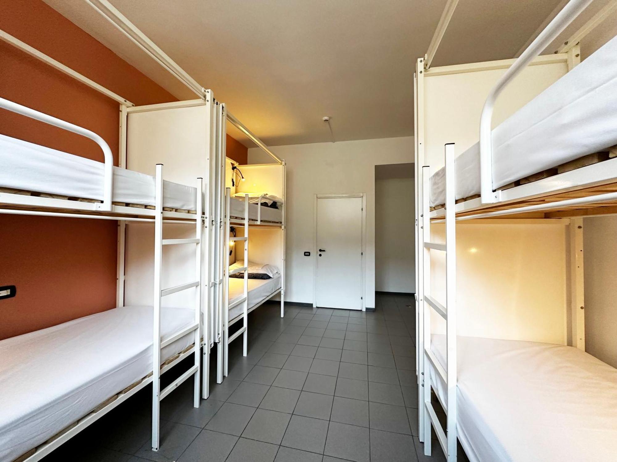 Cama en habitación femenina compartida de 4 camas