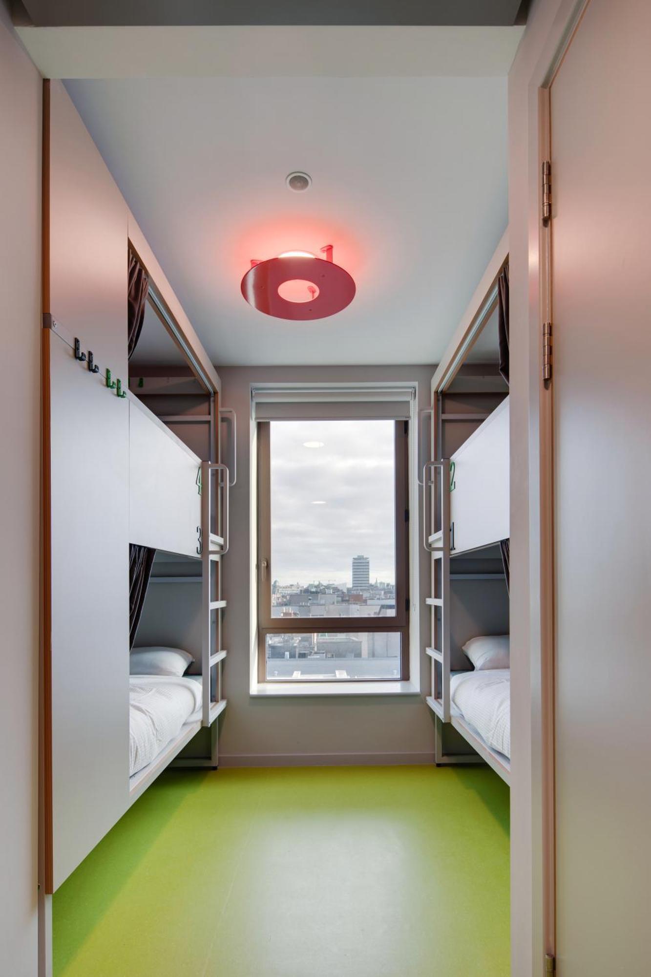 Cama en habitación compartida con 4 camas