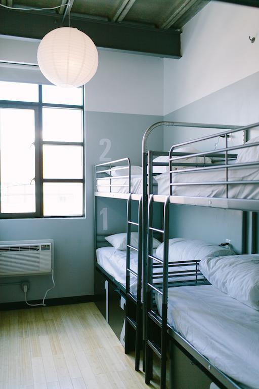 Cama em Dormitório Feminino com 4 Camas e Banheiro Privativo