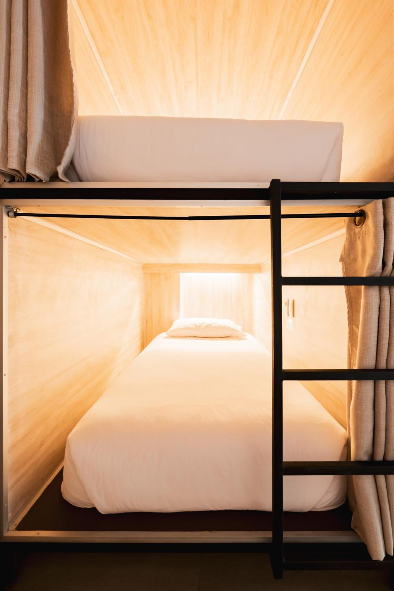 Cama en habitación compartida femenina de 6 camas