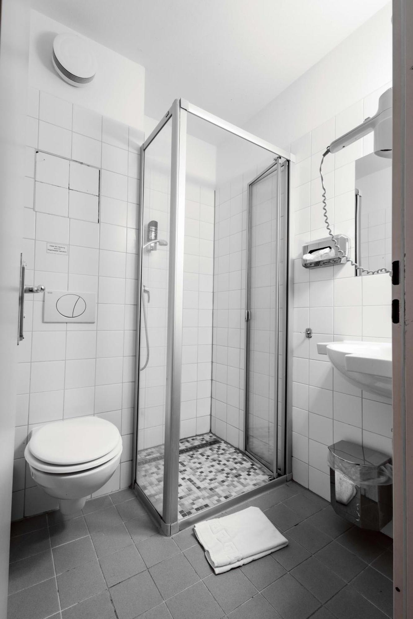 Cama cómoda en habitación compartida de 6 camas