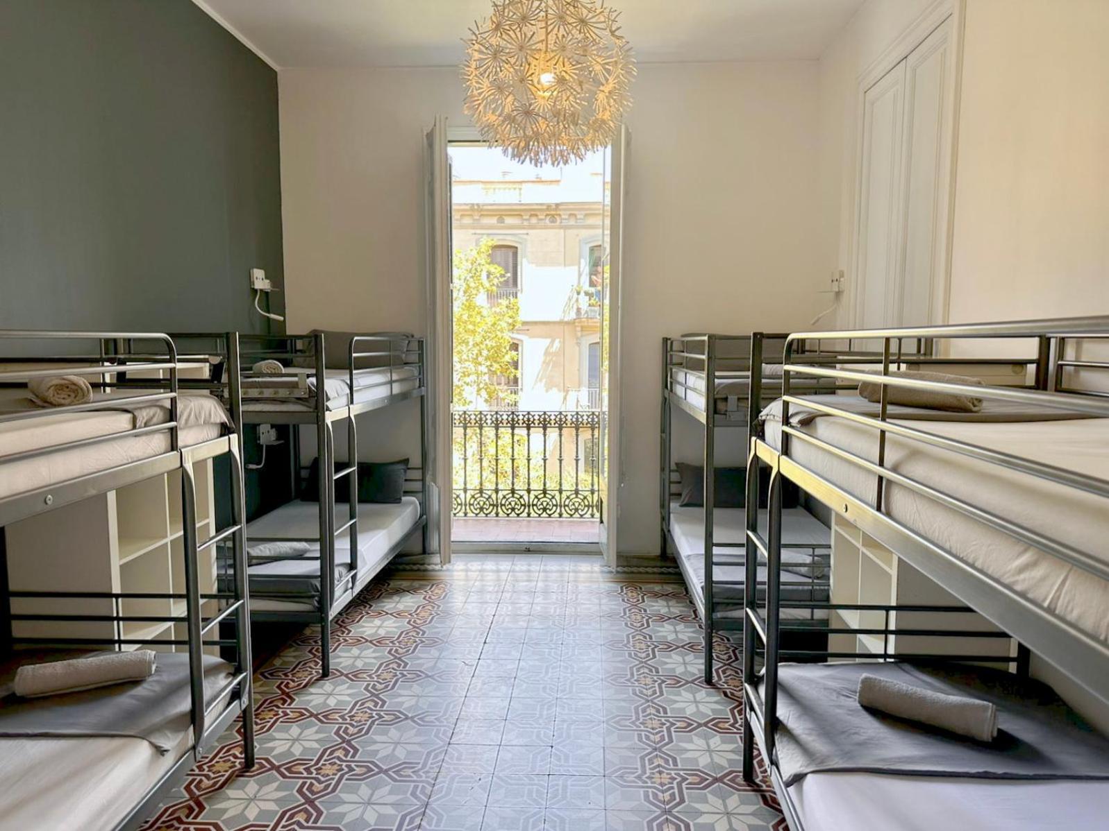 Cama en habitación compartida mixta de 8 camas con baño compartido