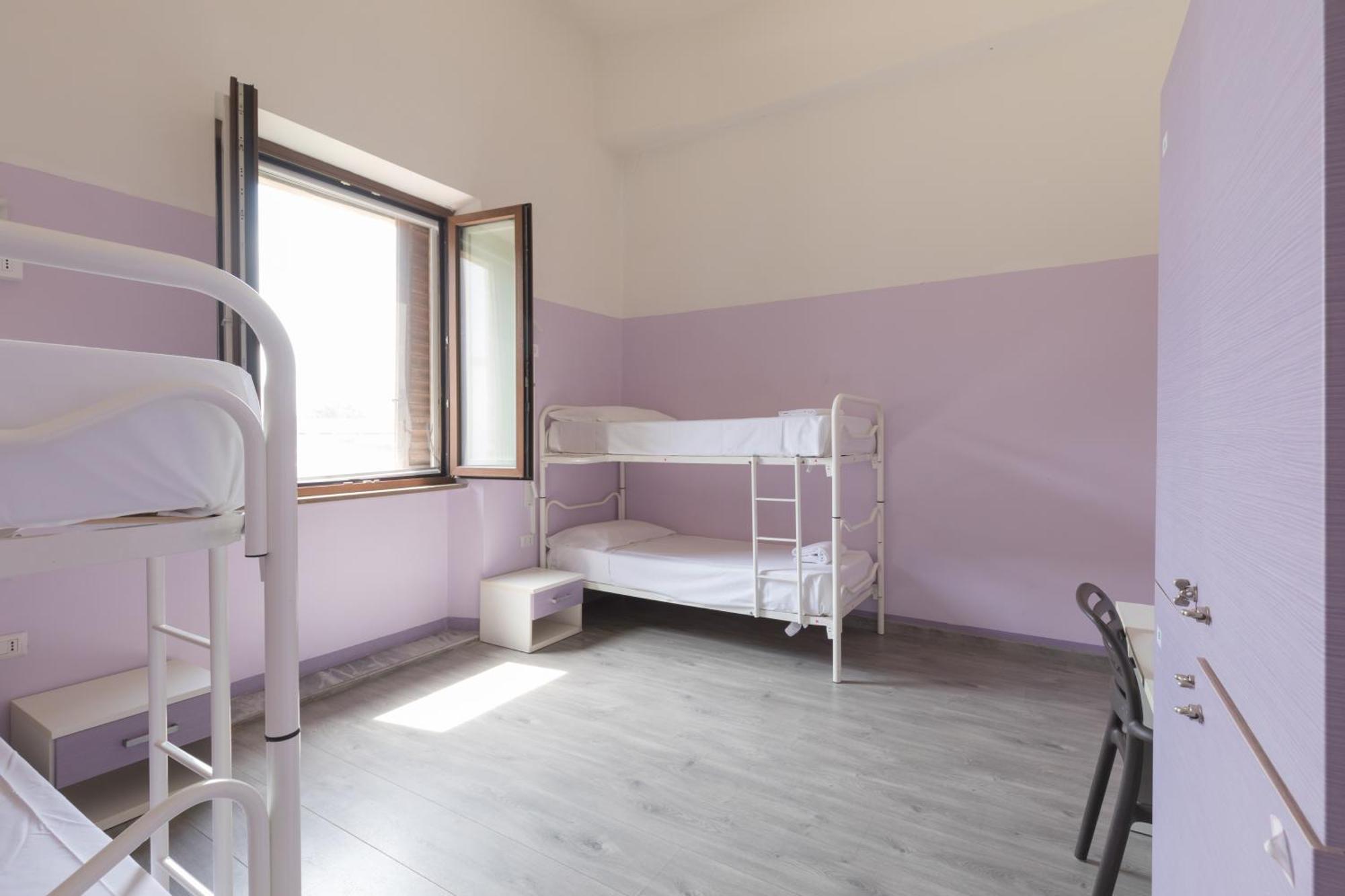Cama en habitación femenina compartida de 4 camas