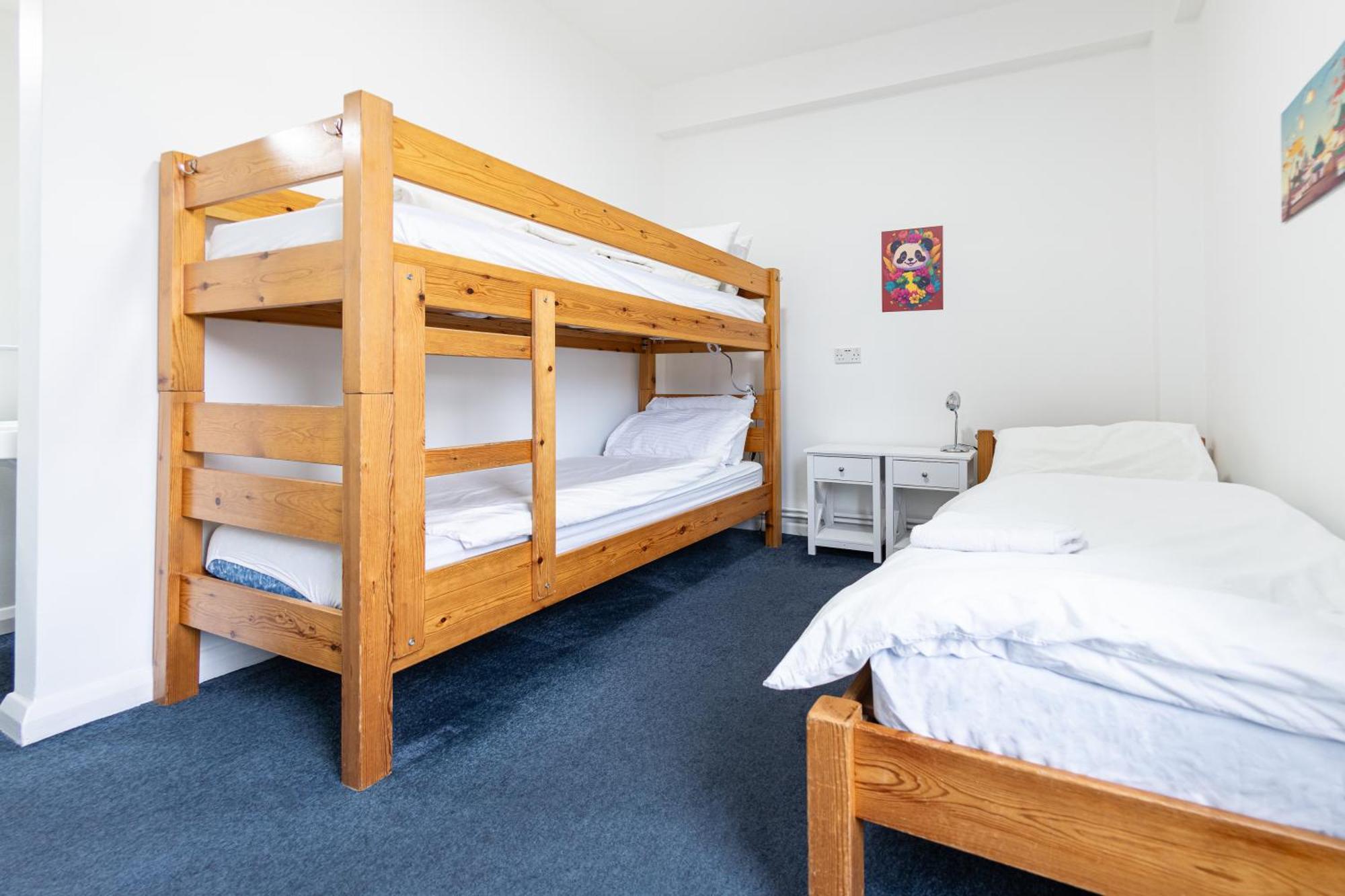 Cama en habitación compartida femenina de 3 camas