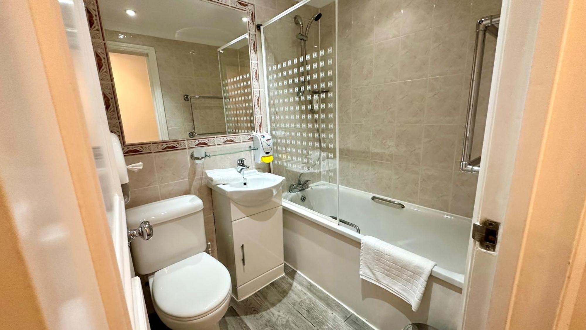 Private 4-Bed Mixed Dormitory Room with Ensuite Bathroom