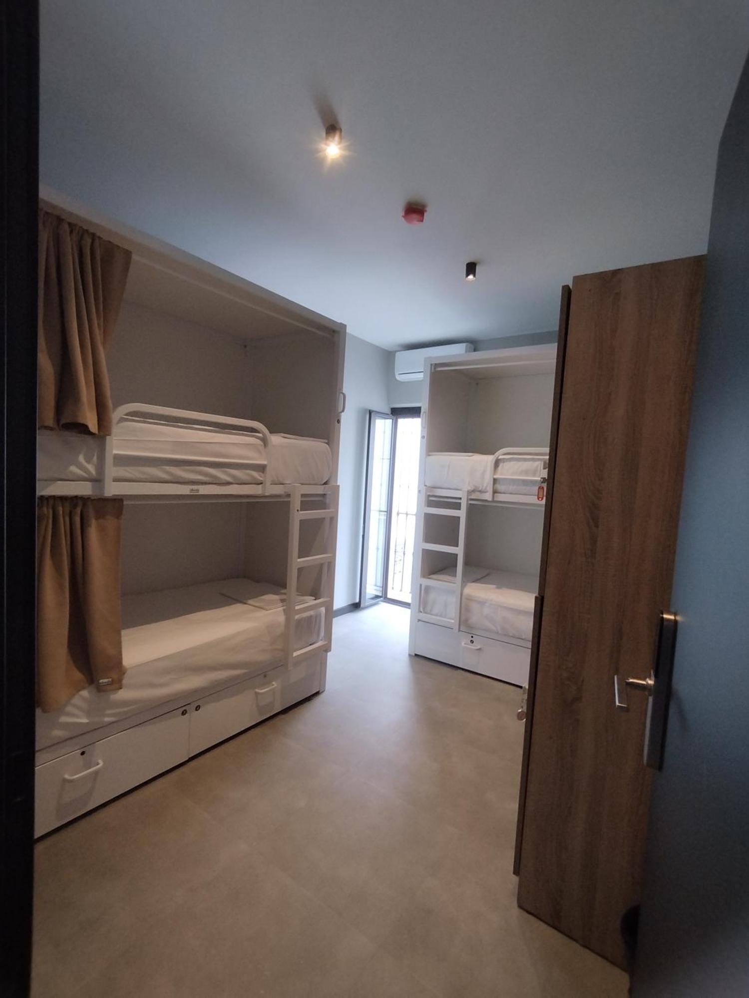 Cama en habitación compartida con 4 camas