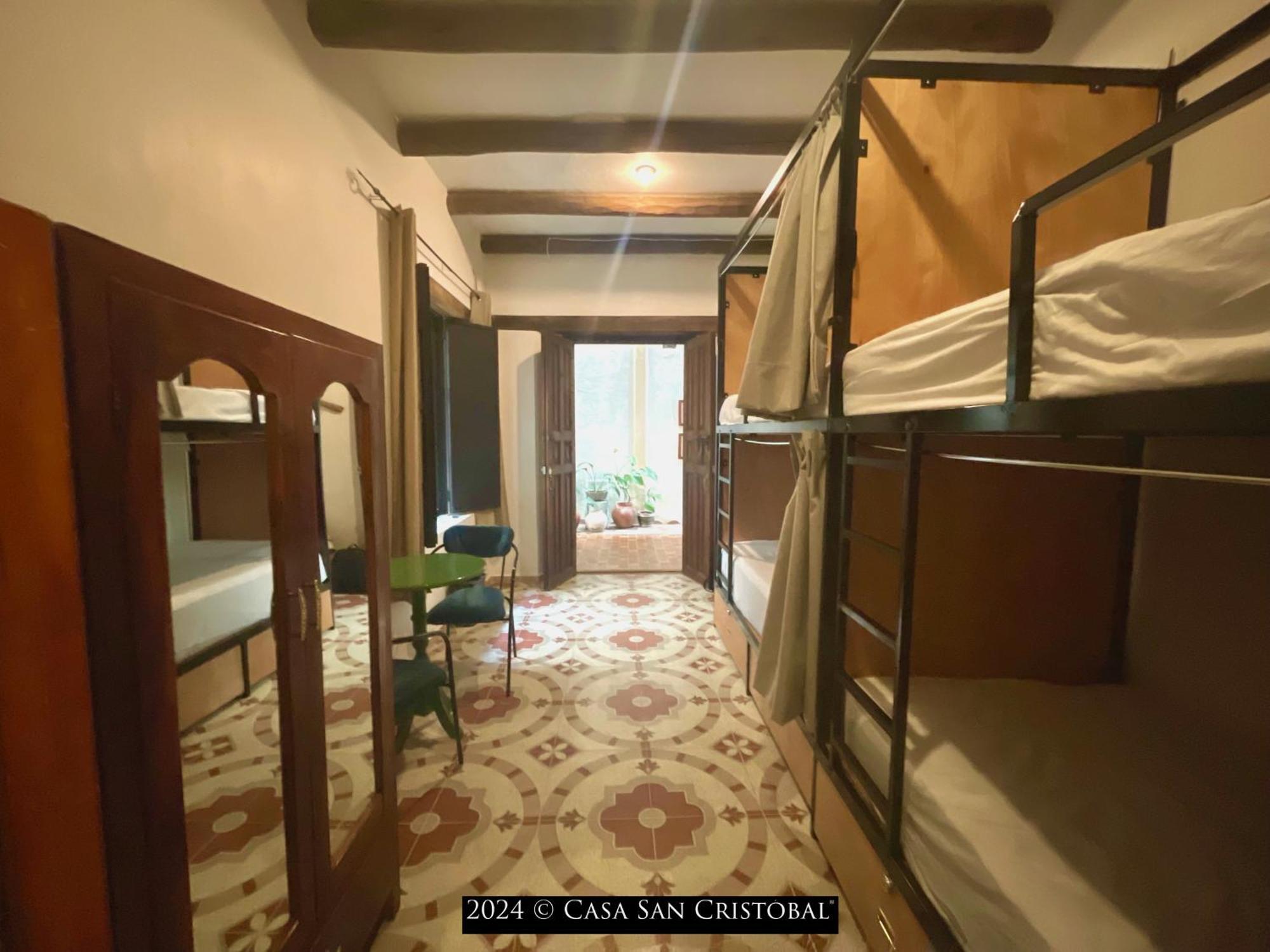 Cama en habitación femenina compartida de 4 camas